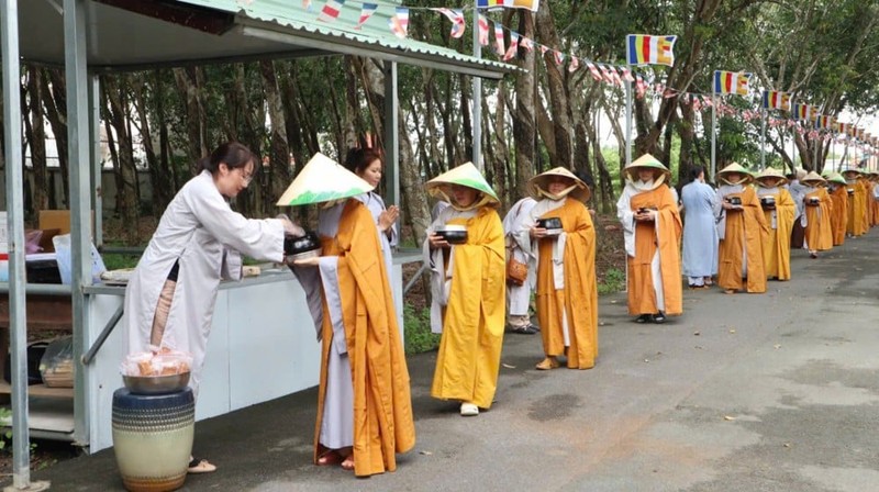 Nét đẹp mùa An cư: Hành giả trường Hạ Ni chùa Di Đà trì bình khất thực ảnh 1