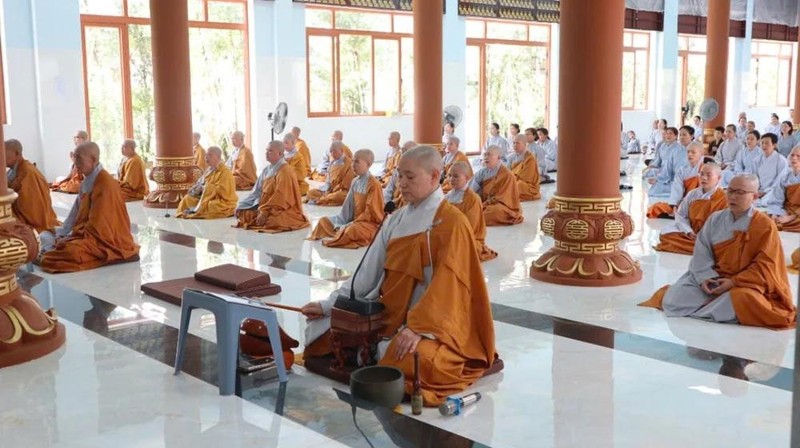 Nét đẹp mùa An cư: Hành giả trường Hạ Ni chùa Di Đà trì bình khất thực ảnh 4