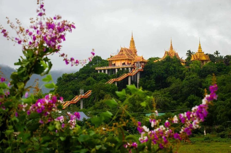 Về An Giang ghé thăm ngôi chùa có kiến trúc độc đáo như “lơ lửng” trên cao ảnh 3