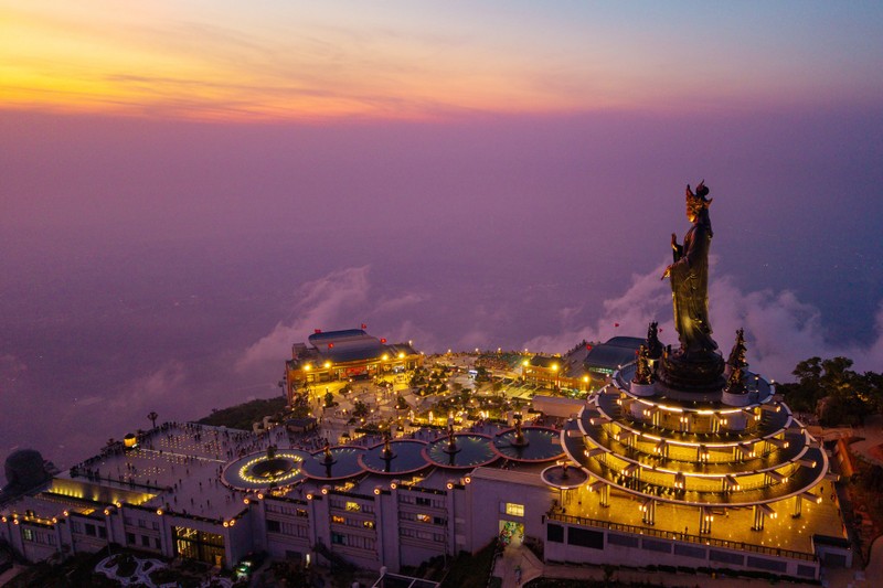 Du khách tìm về núi Bà Đen để tỏ lòng tôn kính Quán Thế Âm Bồ Tát trong tháng 6 Âm lịch ảnh 2