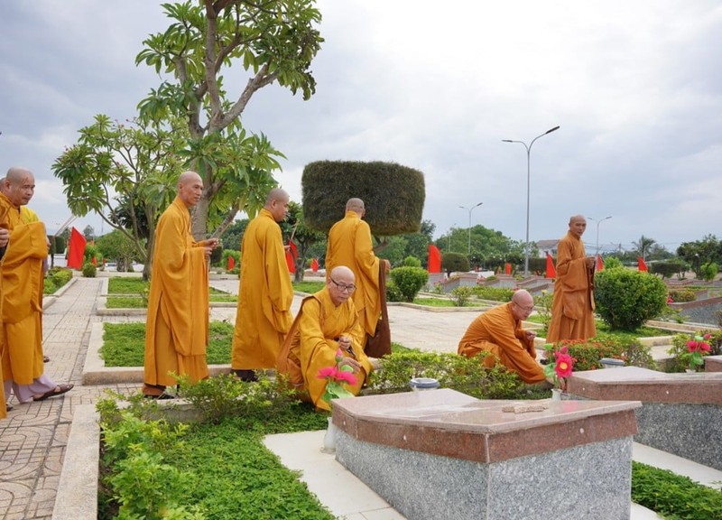 Phật giáo Khánh Hòa viếng nghĩa trang liệt sĩ Ninh Thuận ảnh 1