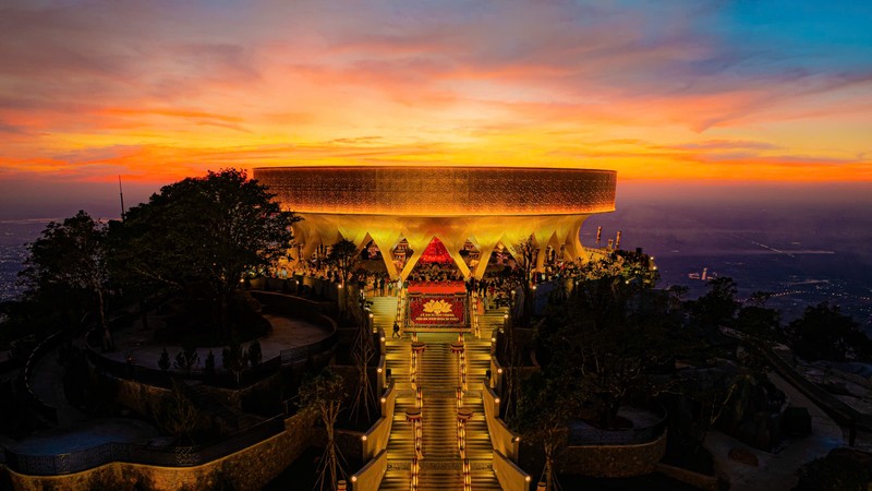 Chiêm ngắm vẻ đẹp của tôn tượng “Đức Phật đến từ quá khứ” tại núi Bà Đen ảnh 1