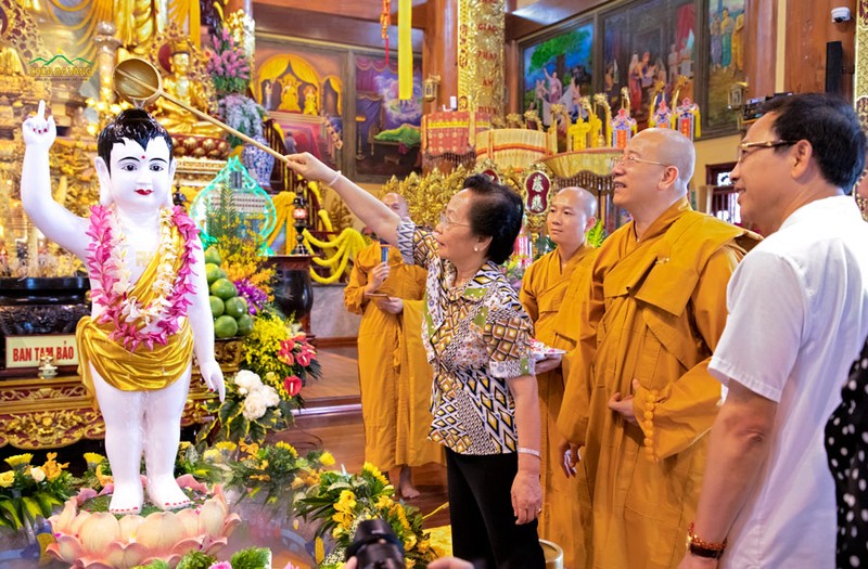 Nguyên Phó Chủ tịch nước Nguyễn Thị Doan thăm chùa Ba Vàng ảnh 1