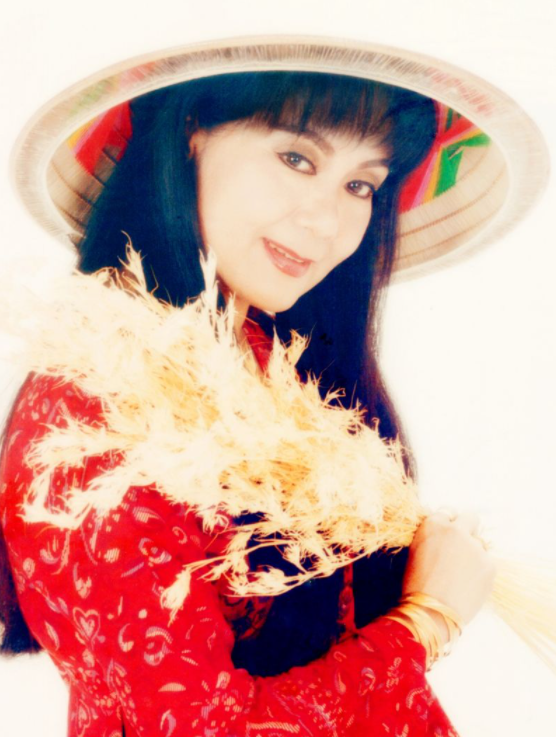 Nghệ sĩ Mỹ Châu rời hẳn sân khấu từ năm 1995, sống cuộc đời bình lặng, bởi đơn giản đối với bà bây giờ, “cười được lúc nào là biết lúc đó…”, thật nhẹ nhàng như câu vọng cổ bà hay hát.