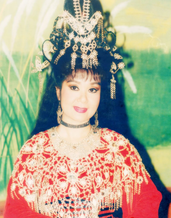 Nghệ sĩ Mỹ Châu là một Nghệ sĩ Ưu tú của nghệ thuật cải lương Việt Nam. Cô từng được mệnh danh là ngôi sao của thế hệ vàng cải lương Việt Nam. 