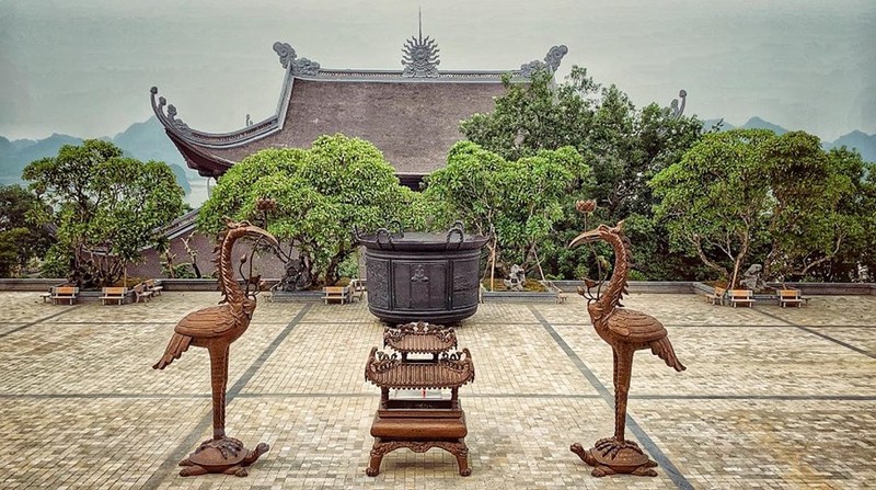 Chiếc vạc đồng đen khổng lồ cao chừng 4m.