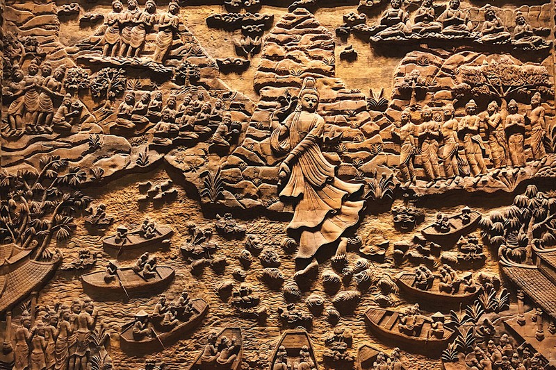 Tường bên trong các điện tại Tam Chúc được xây dựng với các bức phù điêu đá miêu tả các sự tích của Phật.