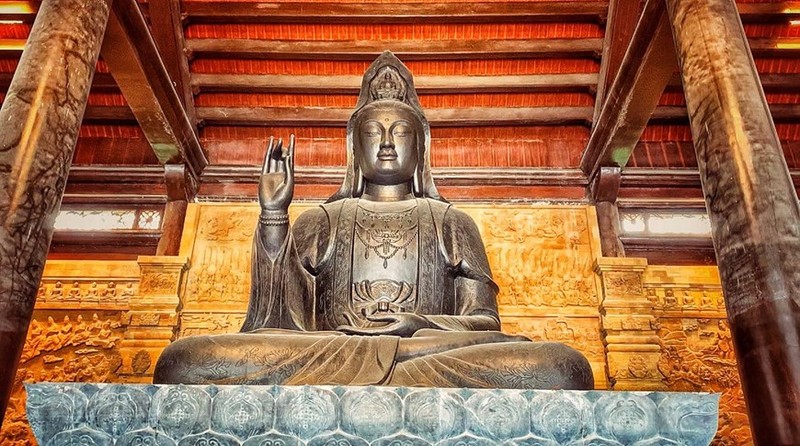 Bức tượng Phật bà Quan âm bằng đồng dát đồng đen nguyên khối nặng 100 tấn.