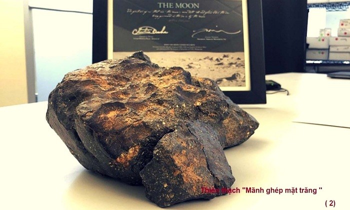 Thiên thạch mặt trăng có trọng lượng 5,5kg .