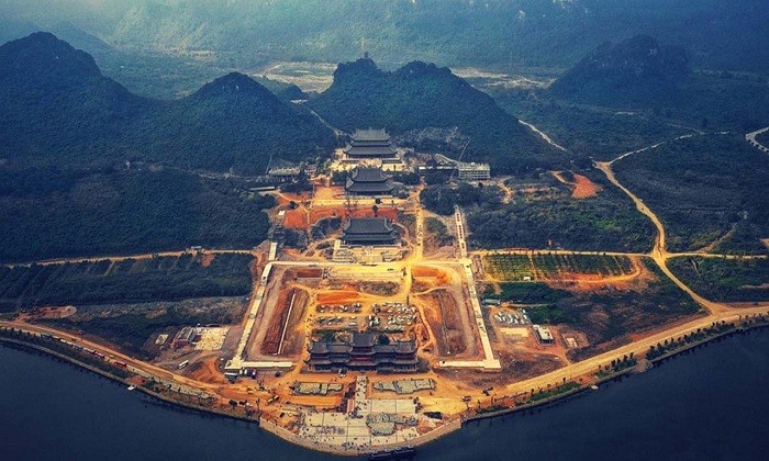 Toàn cảnh chùa Tam Chúc từ trên cao.