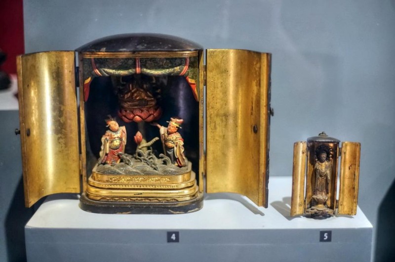 Hai chiếc khám thờ niên đại thế kỷ 18, với kích cỡ và cách tạo hình khác nhau. Thời kỳ Nara (710-794), điêu khắc Phật giáo Nhật Bản chịu ảnh hưởng nghệ thuật Gupta (Ấn Độ) và nhà Đường (Trung Hoa).