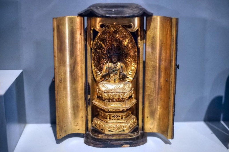 Một khám thờ được chạm khắc kỳ công và thếp vàng lộng lẫy, thế kỷ 18. Thời Heian (194-1185) là giai đoạn phát triển cực thịnh của điêu khắc Phật giáo. Kết hợp với Mật tông, các tác phẩm Phật giáo Nhật Bàn lúc này thể hiện sự sáng tạo và bản sắc riêng.