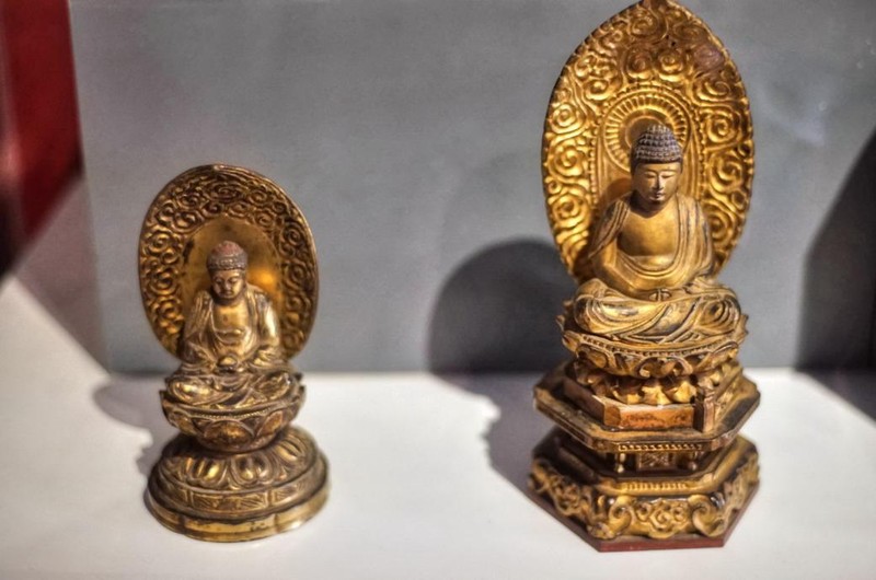 Hai bức tượng Phật bằng gỗ thếp vàng thế kỷ 17 (trái) và thế kỷ 18 (phải) của Nhật Bản. So với tượng Phật ở các quốc gia khác, tượng Phật Nhật Bản có những đặc trưng không thể lẫn lộn, như độ chi tiết rất cao, sử dụng kỹ thuật sơn đặc biệt, tạo hình khuôn mặt có phần trang nghiêm hơn…