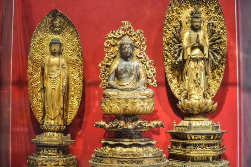 Tượng Phật (giữa và bên trái) và Quan Âm Chuẩn Đề (bên phải) bằng gỗ sơn thếp vàng của Nhật Bản, thế kỷ 18. Ngoài trình độ chuyên môn về điêu khắc, người nghệ nhân Nhật Bản còn áp dụng triết lý thiền vào hoạt động sáng tạo của mình.