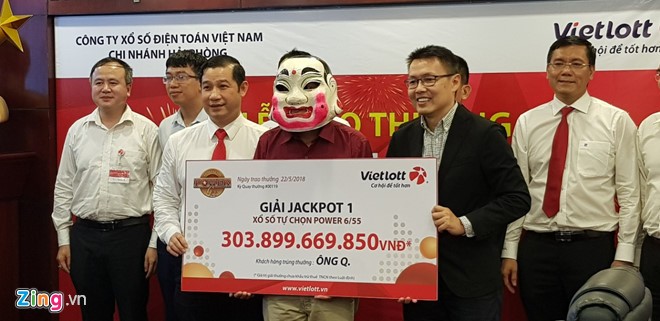 Chủ nhân giải Vietlott gần 304 tỷ đeo mặt nạ chú tễu nhận giải - ảnh 1