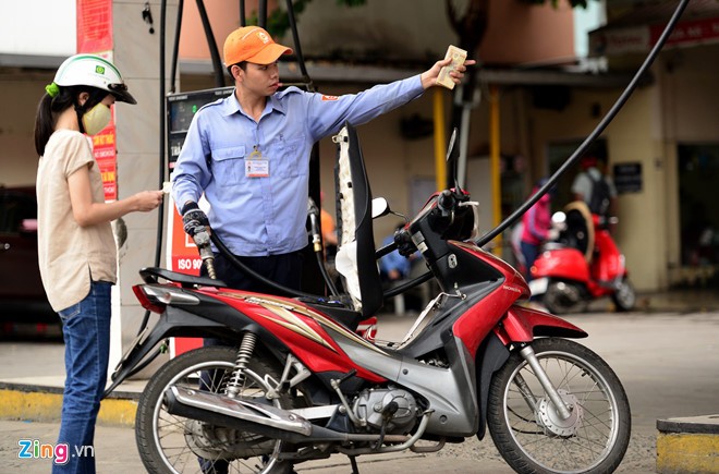Ngày mai xăng có thể tăng giá 500-800 đồng một lít - ảnh 1