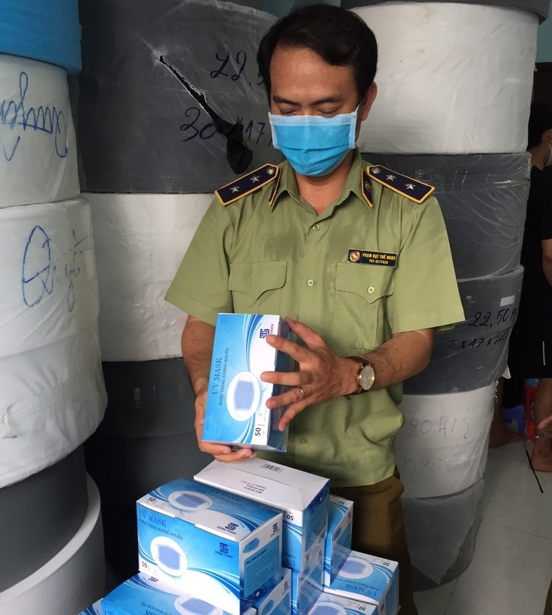 TP. Hồ Chí Minh: Kiểm tra, xử lý cơ sở sản xuất khẩu trang giả mạo thương hiệu - ảnh 1