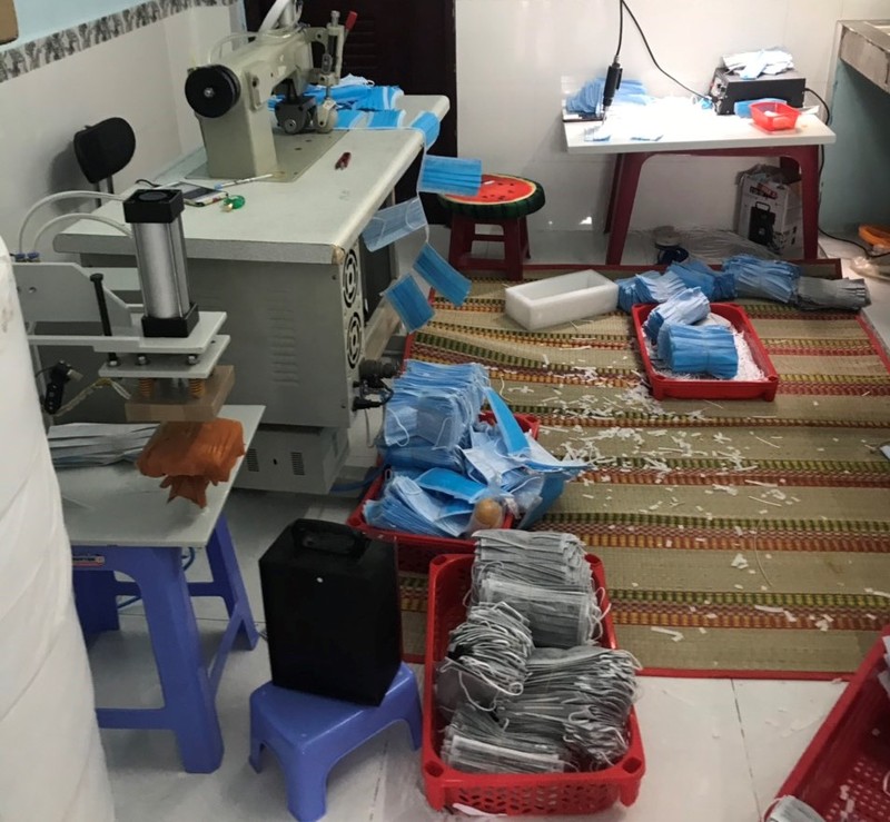 TP. Hồ Chí Minh: Kiểm tra, xử lý cơ sở sản xuất khẩu trang giả mạo thương hiệu - ảnh 3