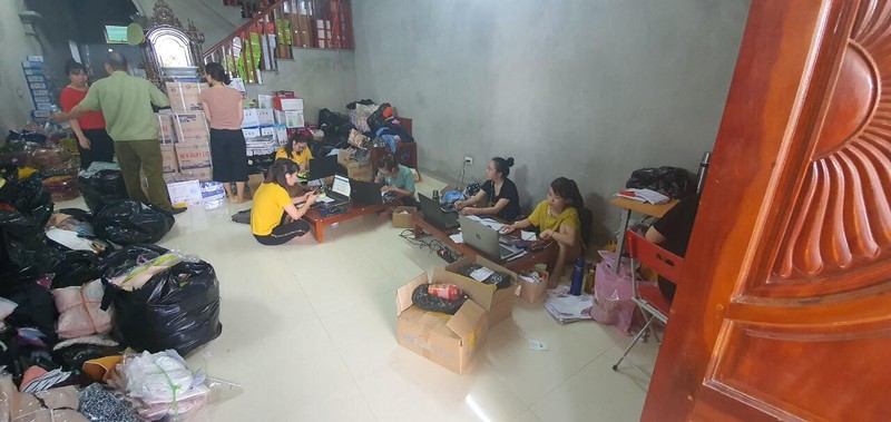 QLTT Hà Nội 'đột kích' cơ sở lớn chuyên kinh doanh hàng giả qua facebook - ảnh 1