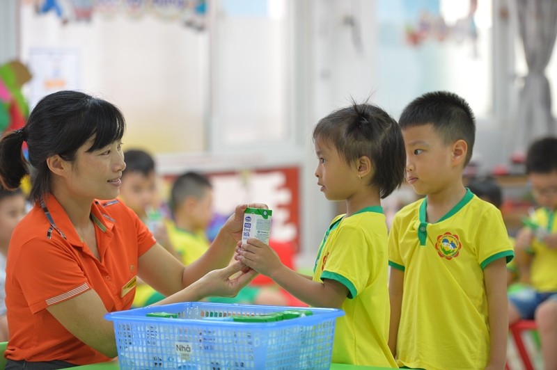 Học sinh Hà Nội hào hứng với sữa học đường - ảnh 4