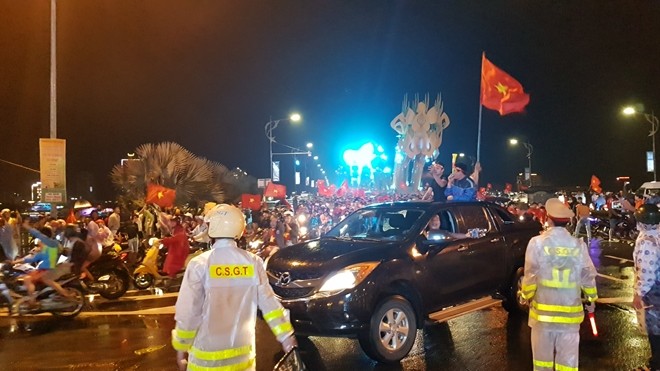 CSGT Đà Nẵng đội mưa đảm bảo ANTT trong đêm mừng “Việt Nam vô địch“ - ảnh 4