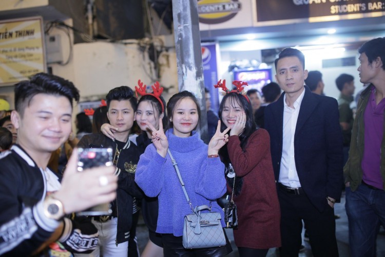 Chùm ảnh: Đường phố Hà Nội và TP HCM chật kín người và xe vào tối Giáng sinh - ảnh 6