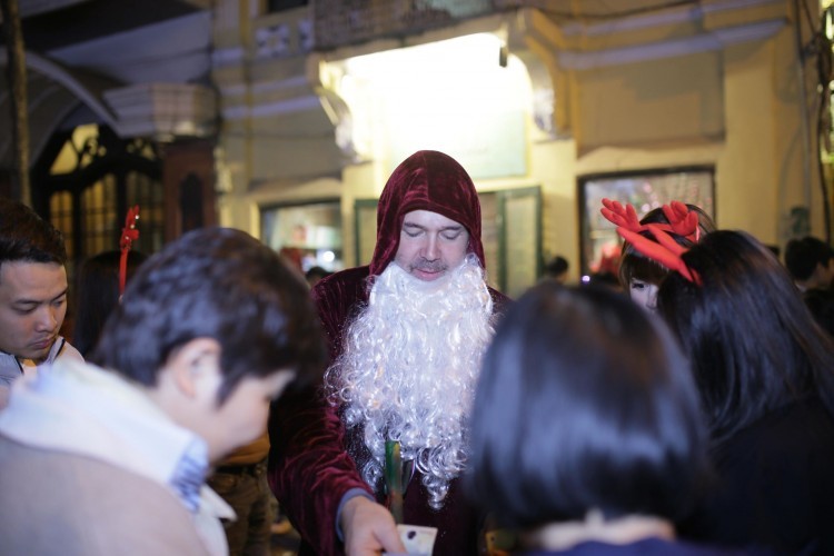 Chùm ảnh: Đường phố Hà Nội và TP HCM chật kín người và xe vào tối Giáng sinh - ảnh 1