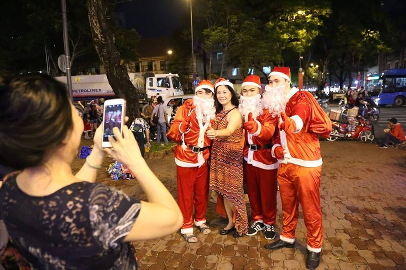Chùm ảnh: Đường phố Hà Nội và TP HCM chật kín người và xe vào tối Giáng sinh - ảnh 8