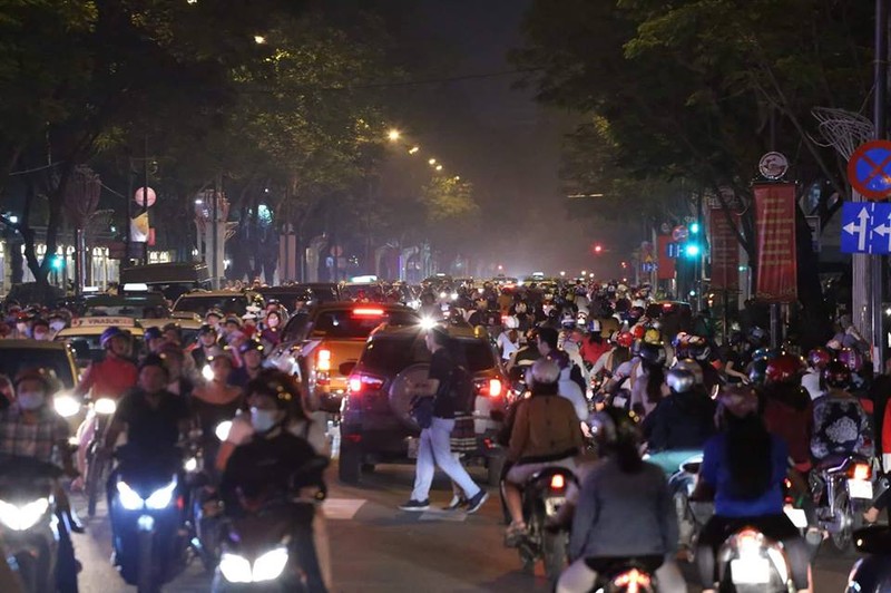 Chùm ảnh: Đường phố Hà Nội và TP HCM chật kín người và xe vào tối Giáng sinh - ảnh 11