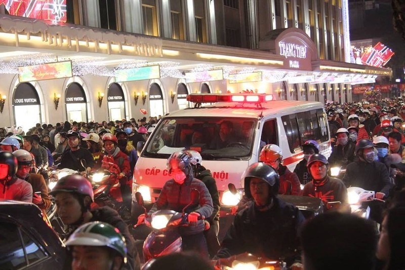 Chùm ảnh: Đường phố Hà Nội và TP HCM chật kín người và xe vào tối Giáng sinh - ảnh 3