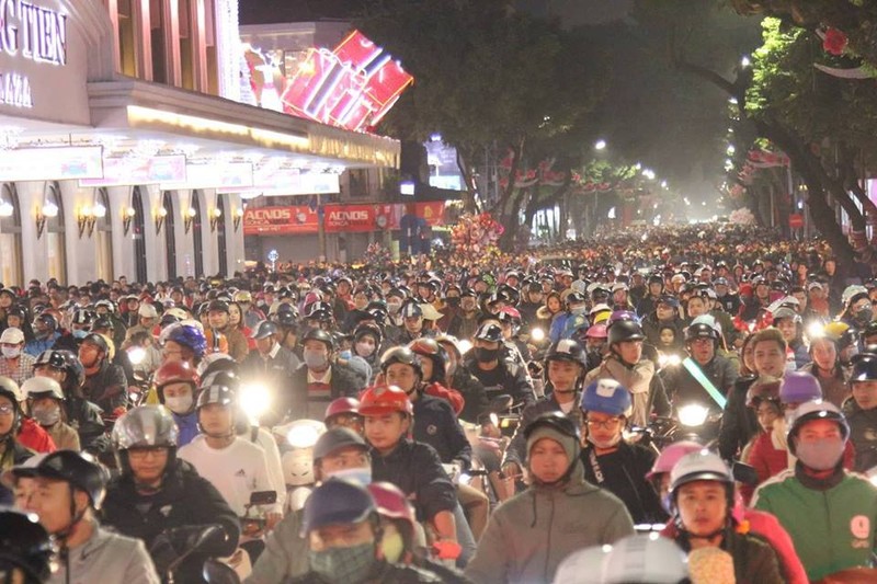 Chùm ảnh: Đường phố Hà Nội và TP HCM chật kín người và xe vào tối Giáng sinh - ảnh 5
