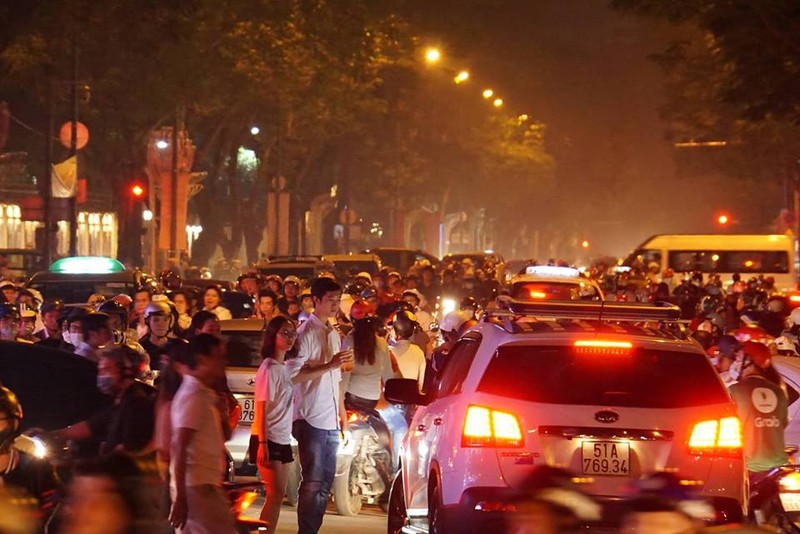 Chùm ảnh: Đường phố Hà Nội và TP HCM chật kín người và xe vào tối Giáng sinh - ảnh 9