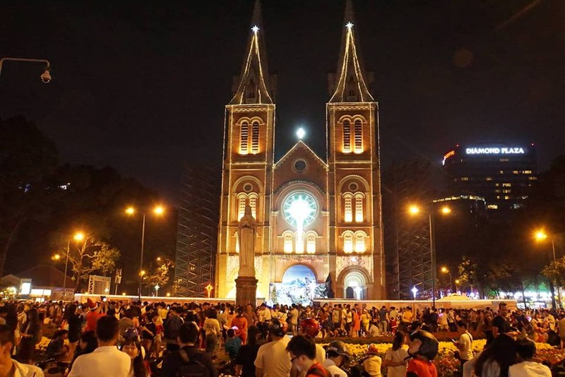 Chùm ảnh: Đường phố Hà Nội và TP HCM chật kín người và xe vào tối Giáng sinh - ảnh 10