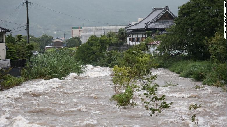 Nhật Bản sơ tán hàng trăm nghìn người do mưa lũ - ảnh 1