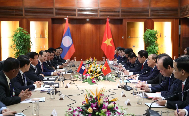 Thủ tướng Nguyễn Xuân Phúc hội đàm với Thủ tướng Lào Thongloun Sisoulith - ảnh 1