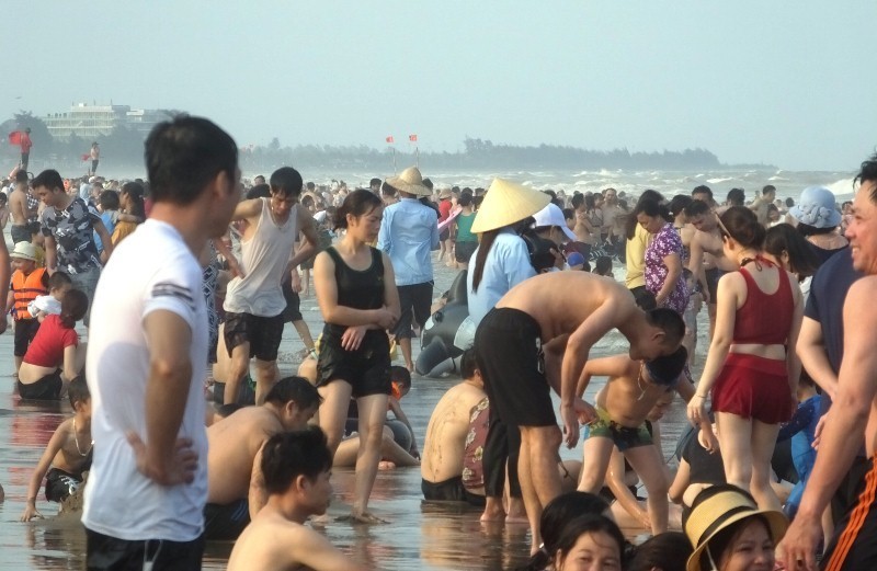 Ngày đầu nghỉ lễ: Biển Sầm Sơn đục ngầu, vạn người vẫn chen nhau tắm - ảnh 8