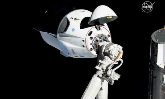 Cánh tay robot lớn bên ngoài ISS. Ảnh: AP