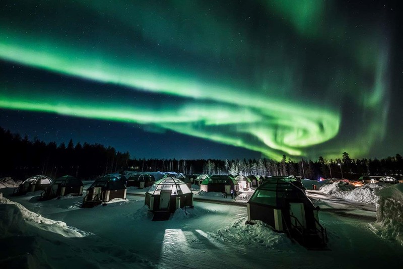 1. Cực quang (Na Uy, Canada, Greenland và Iceland): Cực quang là cảnh tượng rực rỡ huyền ảo của bầu trời đêm xuất hiện bởi sự va chạm các hạt tích điện từ mặt trời với bầu khí quyển trái đất. Cực quang chỉ xuất hiện ở vùng gần cực từ tháng 10