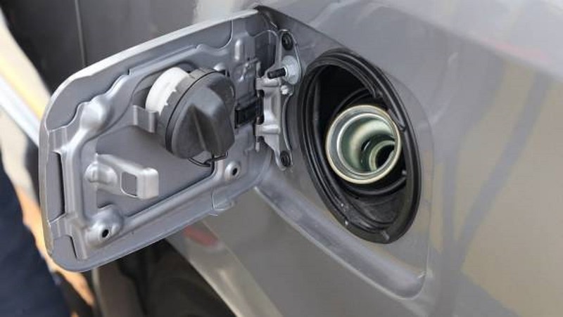 Cách xử lí khi nước xuất hiện trong bình xăng