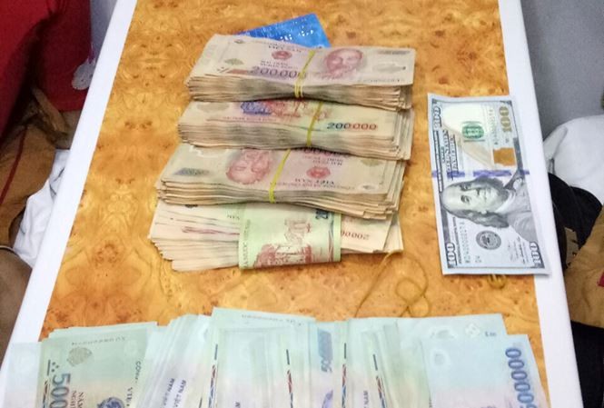 Sá» tiá»n mặt trong hà nh lý khách hà ng bá» quên trên tà u lên gần 120 triá»u Äá»ng.