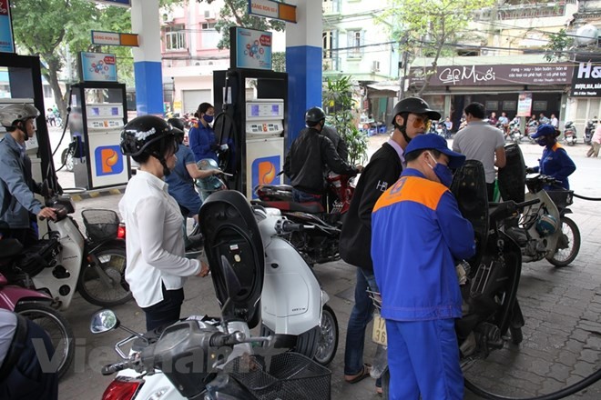 Giảm liên tiếp, giá xăng E5 RON92 xuống còn 18.627 đồng mỗi lít - ảnh 1