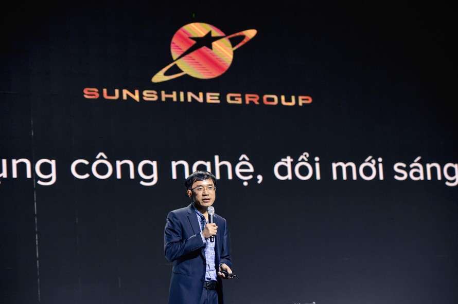 Ông Nguyễn Văn Minh - Phó Tổng Giám đốc Công nghệ của Sunshine Group giới thiệu các giải pháp công nghệ tại sự kiện.