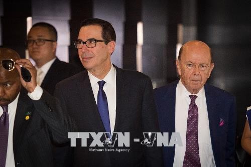 Bộ trưởng Tài chính Steven Mnuchin (thứ 2 trái) và Bộ trưởng Thương mại Wilbur Ross (phải) tham dự buổi tham vấn thương mại với phái đoàn Trung Quốc ở Bắc Kinh ngày 4/5. Ảnh: AFP/TTXVN