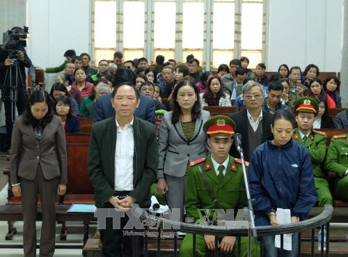 Các bị cáo trước vành móng ngựa tại phiên tòa ngày 6/12/2017. Ảnh: Nguyễn Cúc/TTXVN