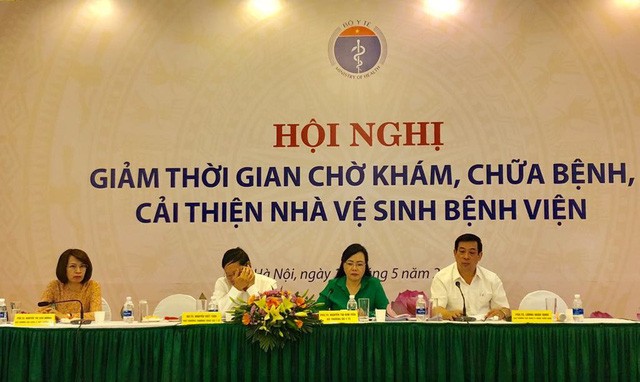 Bộ trưởng chỉ đạo phải thực hiện đồng bộ nhiều giải pháp để giảm thời gian chờ khám của người bệnh. Ảnh: H.Hải.