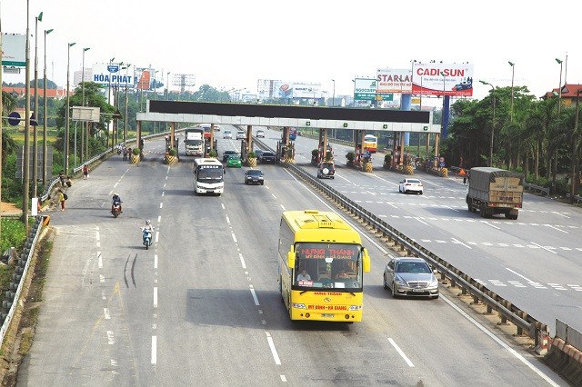 Dù UBND TP Hà Nội nhiều lần đề nghị dỡ bỏ nhưng Trạm BOT Bắc Thăng Long - Nội Bài vẫn đang hoạt động. Ảnh: Bảo Ngân