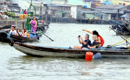 Du khách du lịch đường sông tham quan chợ nổi Cái Răng. Ảnh: Thanh Sang/TTXVN