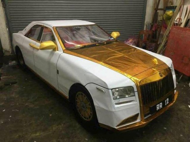 Đồ vàng mã cúng Rằm tháng Bảy đầy đủ cả Rolls-Royce và... 'sổ đỏ'