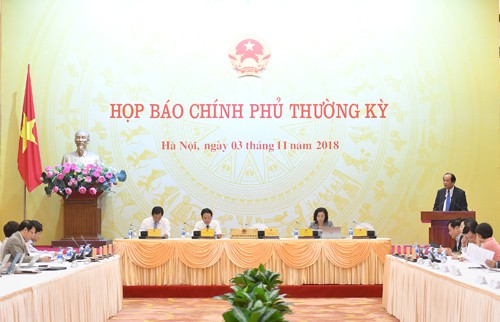 Bộ trưởng, Chủ nhiệm VPCP Mai Tiến Dũng phát biểu mở đầu họp báo. Ảnh: VGP/Quang Hiếu Cùng dự buổi họp báo có đại diện lãnh đạo các bộ, ngành, địa phương liên quan và đông đảo phóng viên các cơ quan báo chí truyền thông Trung ương và Hà Nội.