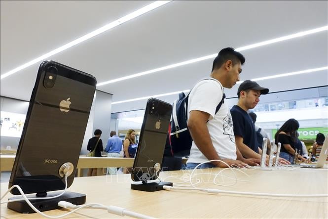 Khách hàng lựa chọn các sản phẩm của Apple tại một cửa hàng ở New York, Mỹ. Ảnh minh họa: THX/TTXVN